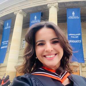 Mariana Saraiva smiling, dressed in her graduation gown