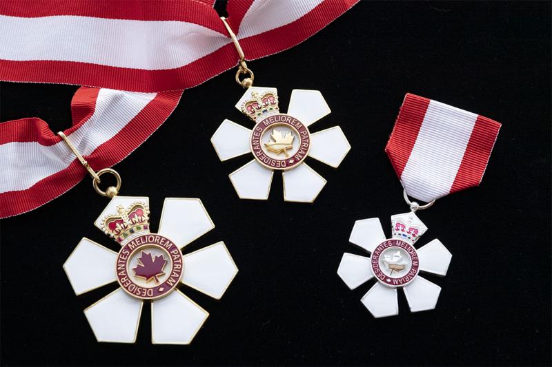 The six-petaled Order of Canada medal contains a crown, a maple leaf, and the words: Desiderantes meliorem patriam