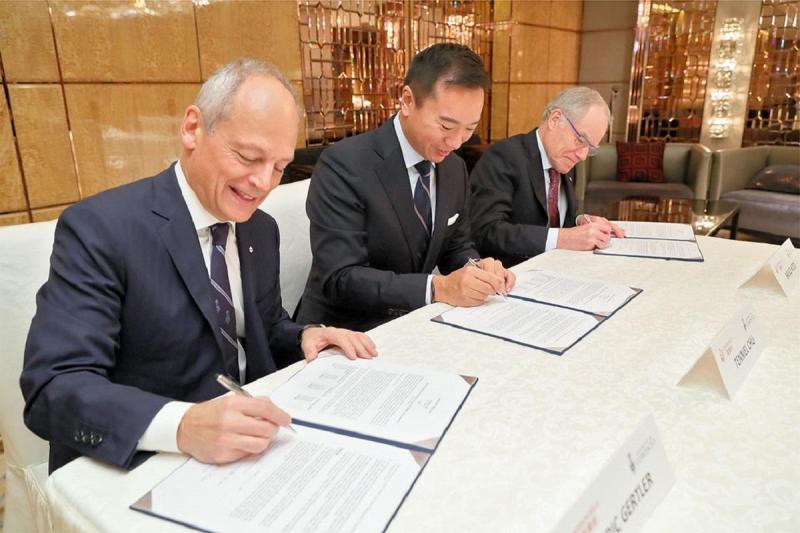 From left: U of T President Meric Gertler, Tenniel Chu, vice-chairman of Mission Hills Group, and Bruce Kidd, vice-president and principal of University of Toronto Scarborough (photo by Vincent Chu) 