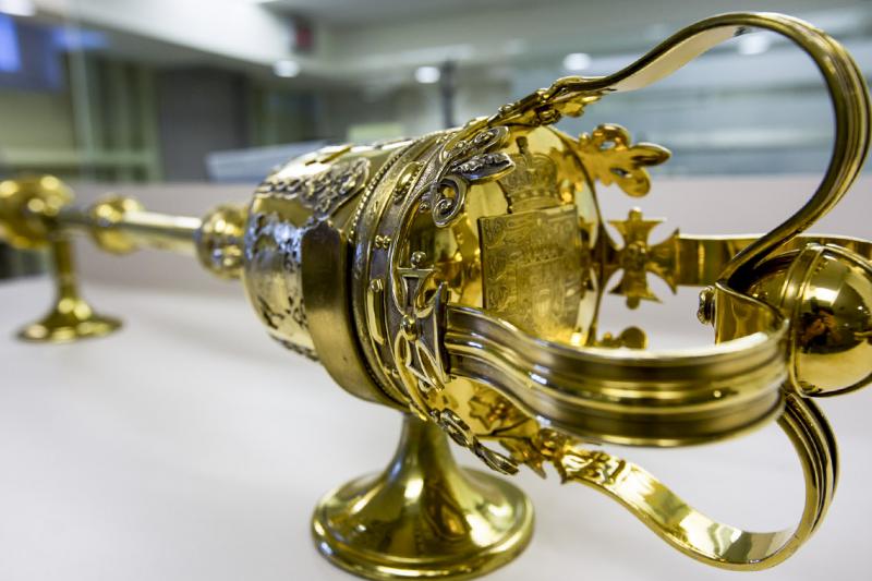 U of T's ceremonial mace likes on a table - an elaborate metal rod with a large old-fashioned crown shape on top.