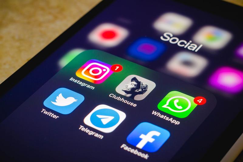 The screen of a smartphone displays a grid of icons for different apps, including instagram, twitter, facebook and whatsapp.