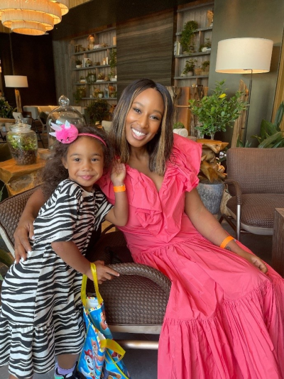 Shannae Ingleton Smith and her young daughter smiling together.