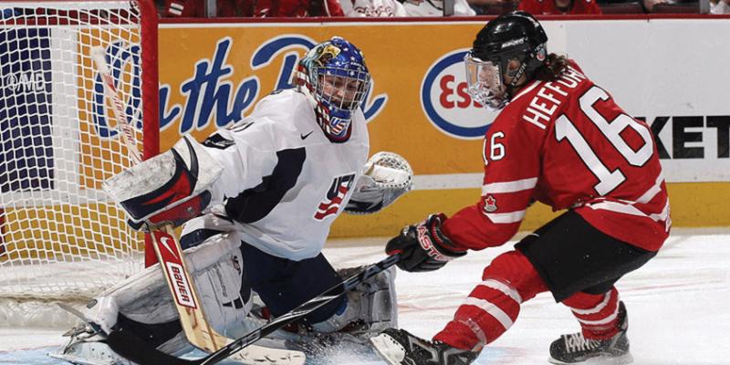 U of T alumna Jayna Hefford scores a goal for team Canada (KPE archives)