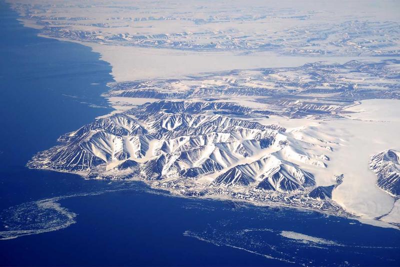 An aerial photograph over Nunavut, taken en route to Canadian Forces Station Alert from a CC-177 Globemaster aircraft on June 10, 2016 (photo by Belinda Groves, Task Force Imagery Technician courtesy of Department of National Defence)