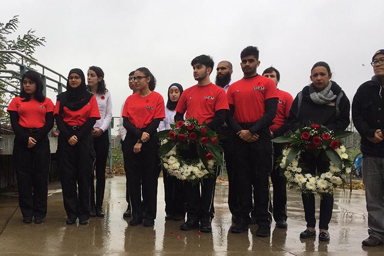 Student members of the Erindale College Special Response Team, a division of St. John Ambulance, participate in a wreath-laying ceremony at U of T Mississauga (photo by Nicolle Wahl)