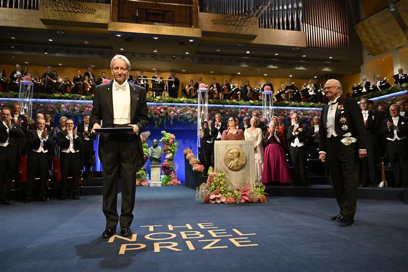 Geoffrey Hinton on stage after receiving his Nobel Prize