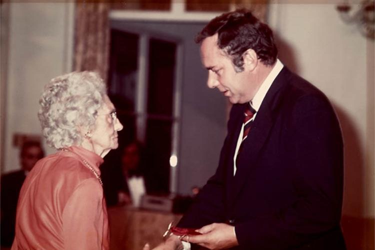 Elizabeth Bagshaw accepts a medal being handed to her by Governor General Ed Schreyer