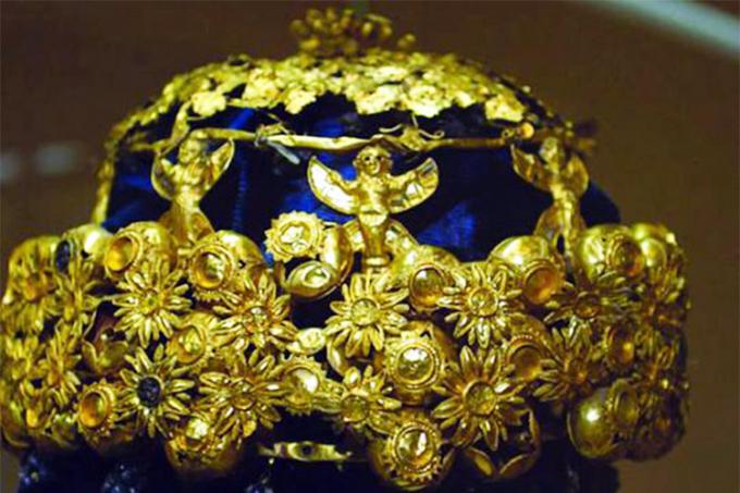 The jeweled gold crown found on Hama's head depicts pomegranates, grapes, leaves, flowers and female genies (photo by Sgt. Noreen L. Feeney, 318th Public Affairs Operation Center, US Army)