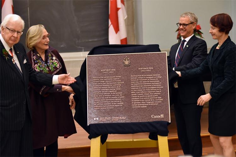 The Northrop Frye commemorative plaque is unveiled on U of T's downtown Toronto campus by Richard Alway, Carolyn Bennett, William Robins and Angela Esterhammer.