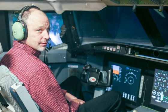 U of T Engineering's Peter Grant practices responding to an aerodynamic stall in a flight simulator at the University of Toronto Institute for Aerospace Studies (photo by Marit Mitchell) 