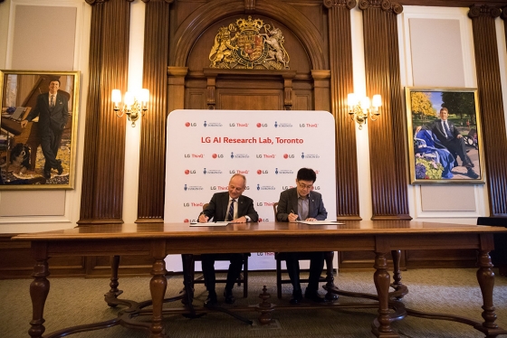 U of T President Meric Gertler and I.P. Park, the president and CTO of LG Electronics, sign a five-year, multimillion-dollar collaborative research agreement focused on AI technologies (photo by Geoffrey Vendeville) 