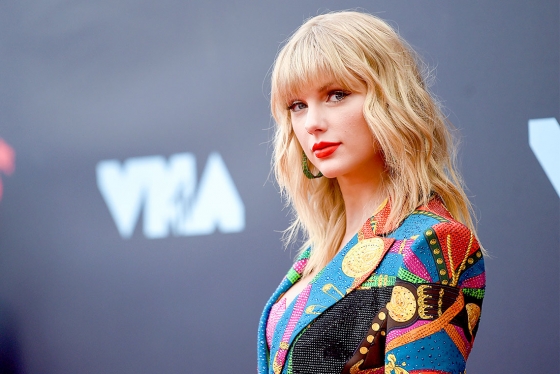 Taylor Swift poses on the VMA red carpet.