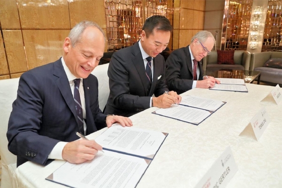 From left: U of T President Meric Gertler, Tenniel Chu, vice-chairman of Mission Hills Group, and Bruce Kidd, vice-president and principal of University of Toronto Scarborough (photo by Vincent Chu) 