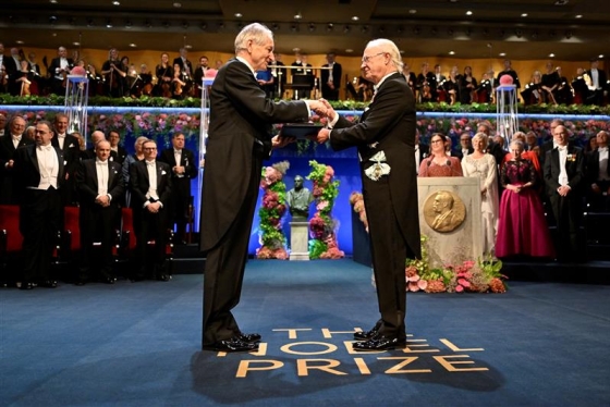 Geoffrey Hinton on stage receiving the Nobel Prize