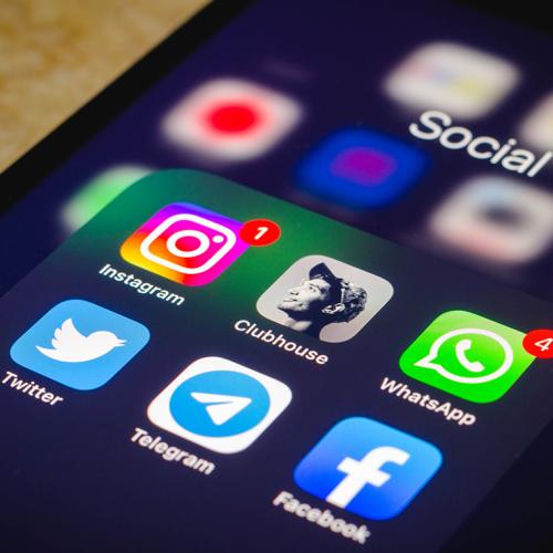 The screen of a smartphone displays a grid of icons for different apps, including instagram, twitter, facebook and whatsapp.