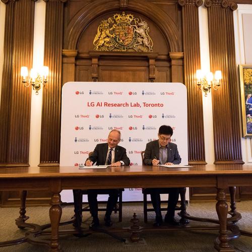 U of T President Meric Gertler and I.P. Park, the president and CTO of LG Electronics, sign a five-year, multimillion-dollar collaborative research agreement focused on AI technologies (photo by Geoffrey Vendeville) 