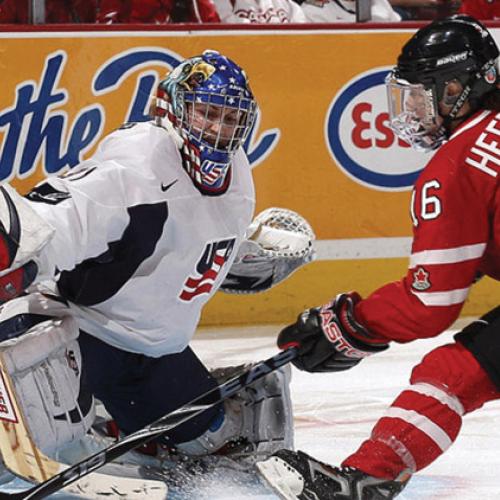 U of T alumna Jayna Hefford scores a goal for team Canada (KPE archives)